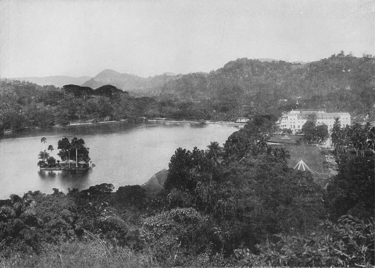 Kilátás a Kandy-tóra a Lady Hortons Drive-ról, Kandy, c1890, 1910 alkotó: Alfred William Amandus Plate