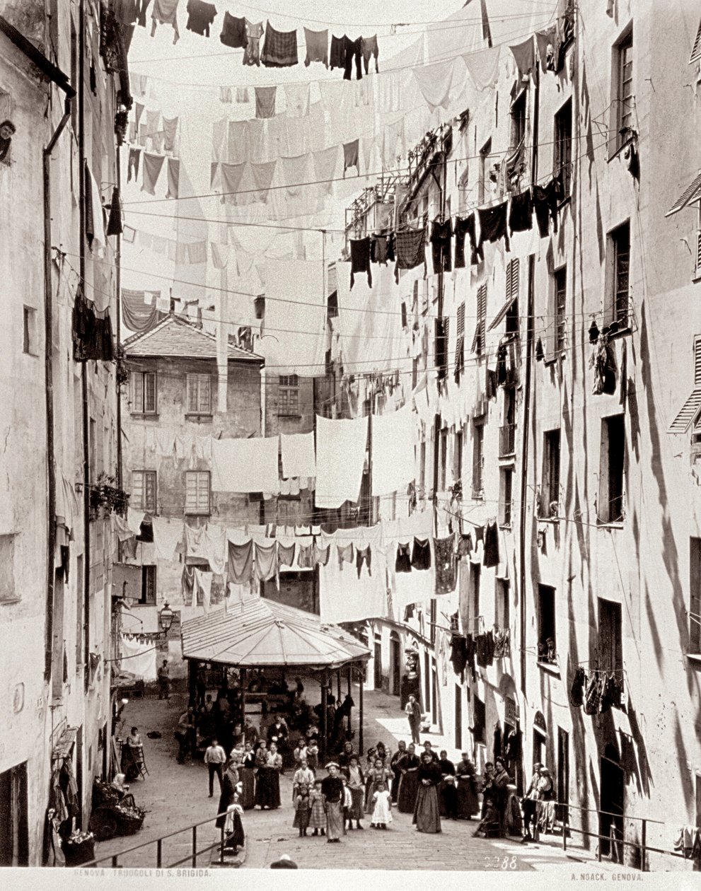 Kilátás a kis Piazza dei Tuogoli di Santa Brigida-ra, 1895 körül alkotó: Alfredo Noack