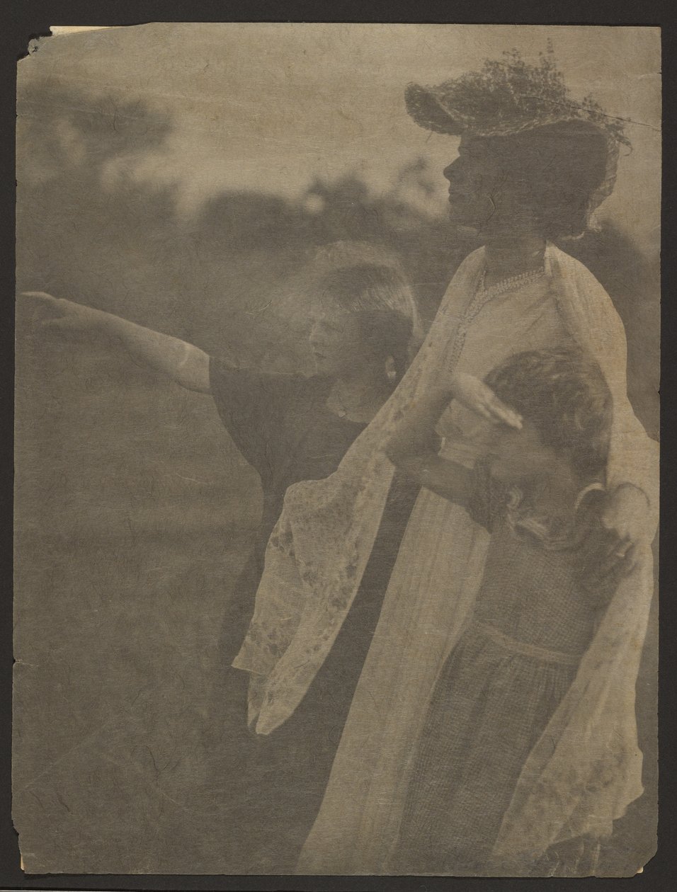 [Nő és két gyerek] alkotó: Alice Boughton