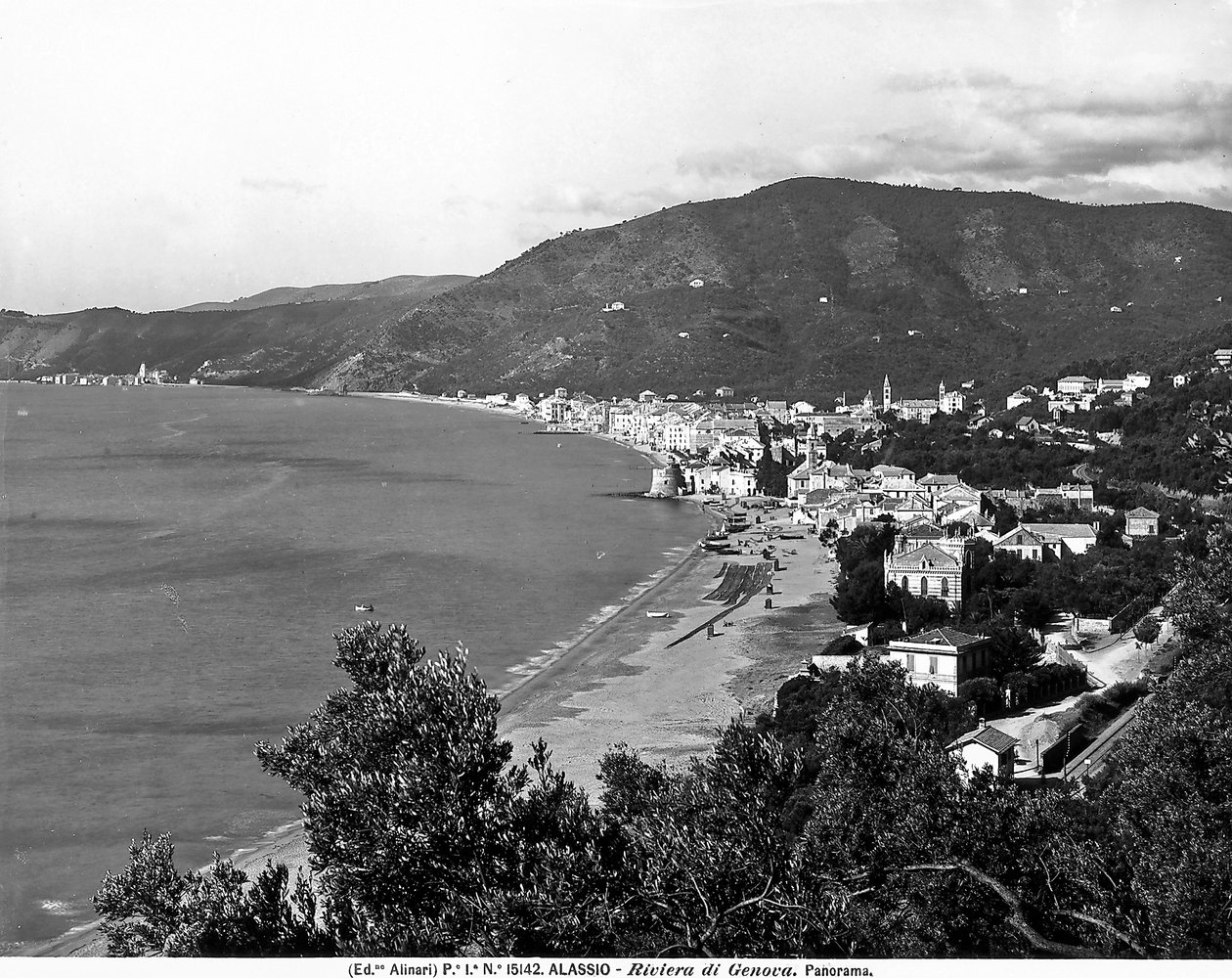 Panorámás kilátás Alassio városára, Savona tartományra, 1915-20 körül (f/w fotó) alkotó: Fratelli Alinari