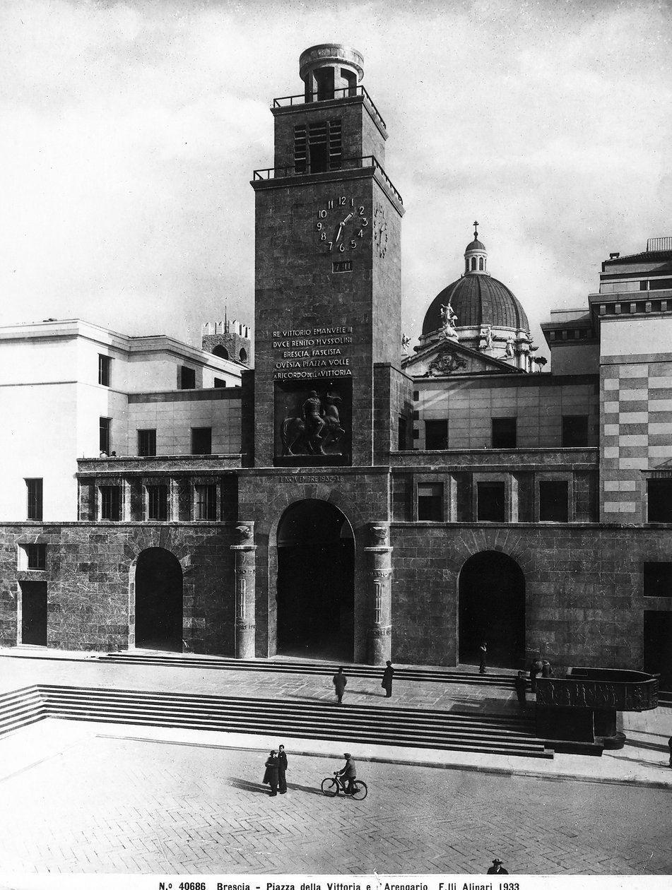 Piazza della Vittoria a Mussolini-toronnyal, Brescia (f/w fotó) alkotó: Fratelli Alinari