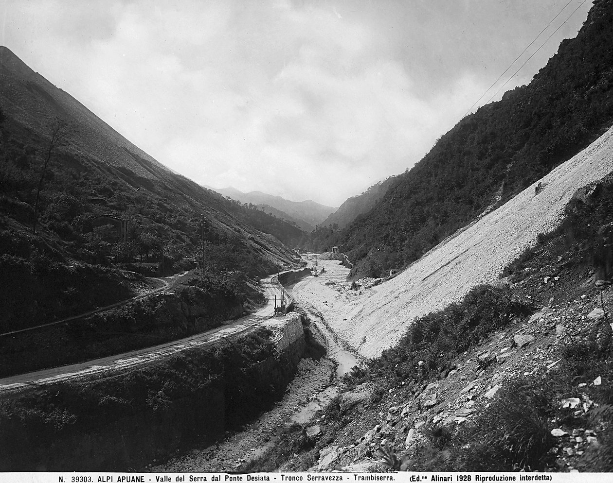 Kilátás a Valle del Serrára a Desiata hídról a márványbányákkal a Seravezza-Trambiserra útszakaszon az Apuane-i Alpokban (f/w fotó) alkotó: Fratelli Alinari
