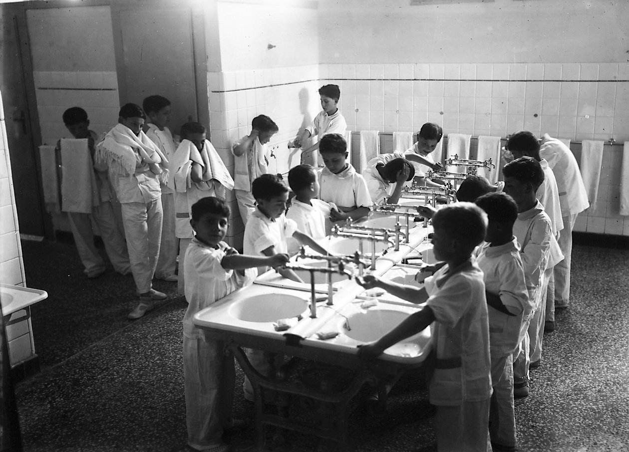 Villa Rosa Maltoni Mussolini: gyerekek mosakodása lefekvés előtt (f/w fotó) alkotó: Fratelli Alinari