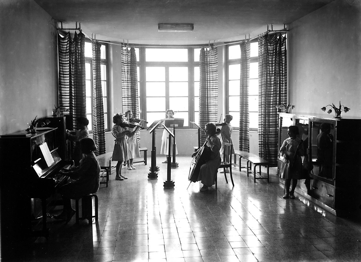 Villa Rosa Maltoni Mussolini: diáklányok zeneórán (f/w fotó) alkotó: Fratelli Alinari