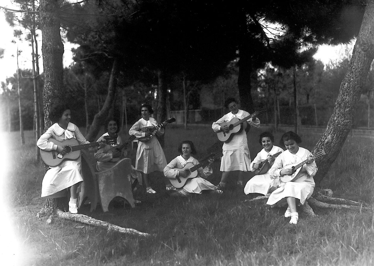 Villa Rosa Maltoni Mussolini: diáklányok zeneórán, a szabadban (f/w fotó) alkotó: Fratelli Alinari
