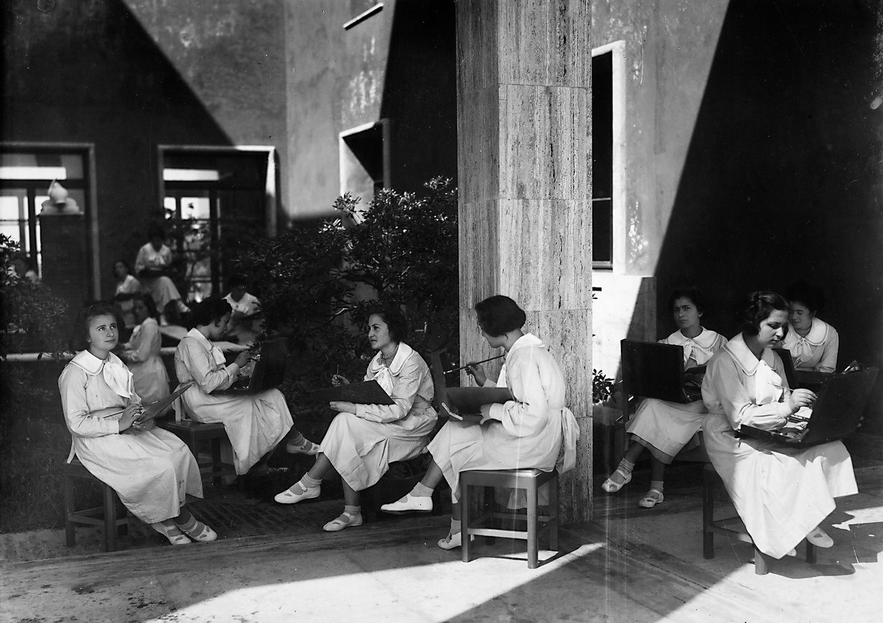 Villa Rosa Maltoni Mussolini: diáklányok festészet órán (f/w fotó) alkotó: Fratelli Alinari