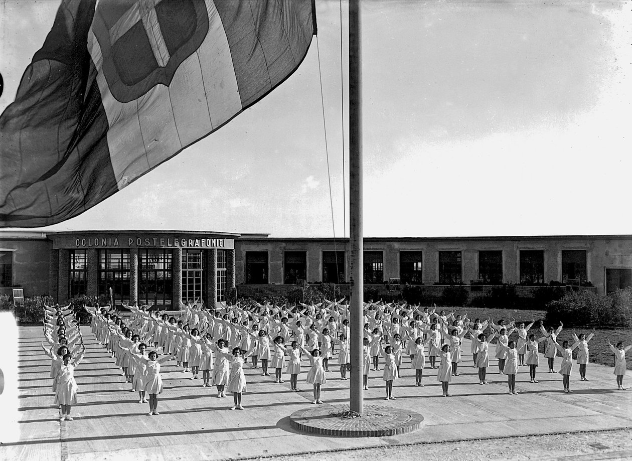 Villa Rosa Maltoni Mussolini: diáklányok gyakorolnak (f/w fotó) alkotó: Fratelli Alinari