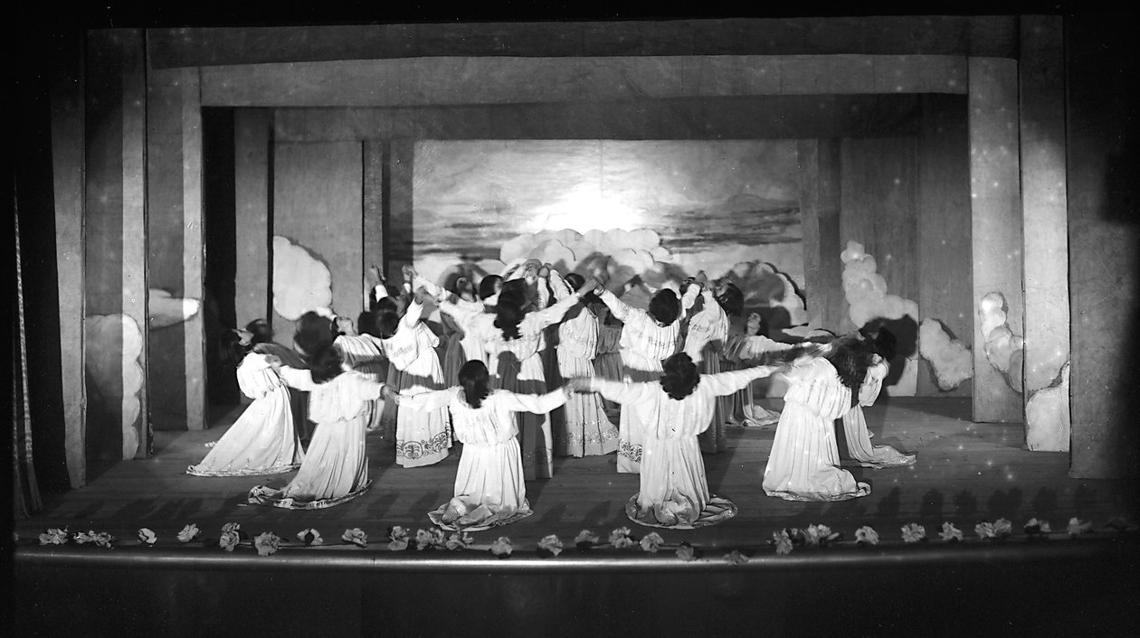 Villa Rosa Maltoni Mussolini: diáklányok fellépnek (f/w fotó) alkotó: Fratelli Alinari