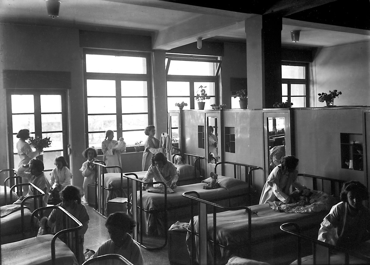 Villa Rosa Maltoni Mussolini: diáklányok rendet raknak a hálószobájukban (f/w fotó) alkotó: Fratelli Alinari