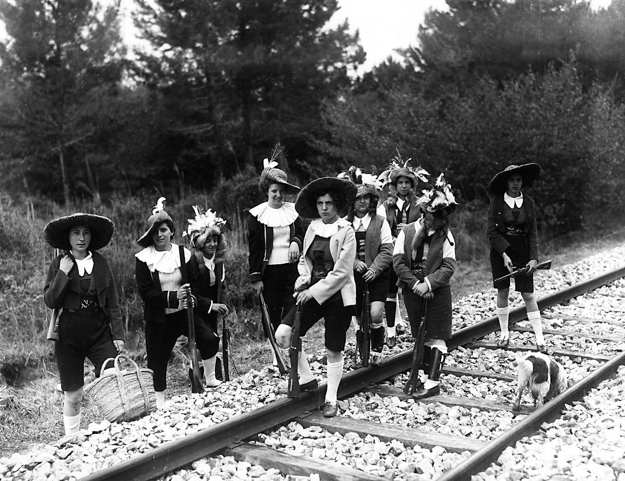 Villa Rosa Maltoni Mussolini: vasúti síneken pózoló kamaszok csoportja, hagyományos friuli viseletben (f/w fotó) alkotó: Fratelli Alinari