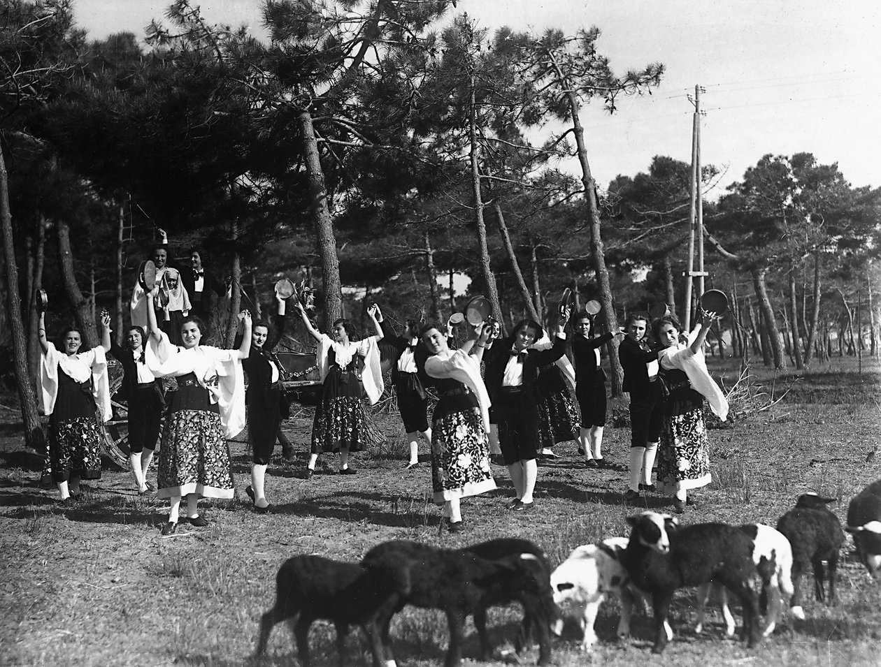 Villa Rosa Maltoni Mussolini: hagyományos nápolyi viseletet viselő serdülők csoportja (f/w fotó) alkotó: Fratelli Alinari