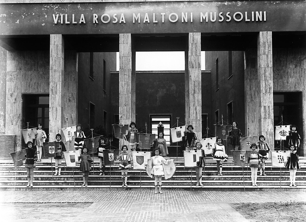 Villa Rosa Maltoni Mussolini: fiatal lányok csoportja, akiket pásztorfiúnak öltöztettek (fekete-fehér fénykép) alkotó: Fratelli Alinari