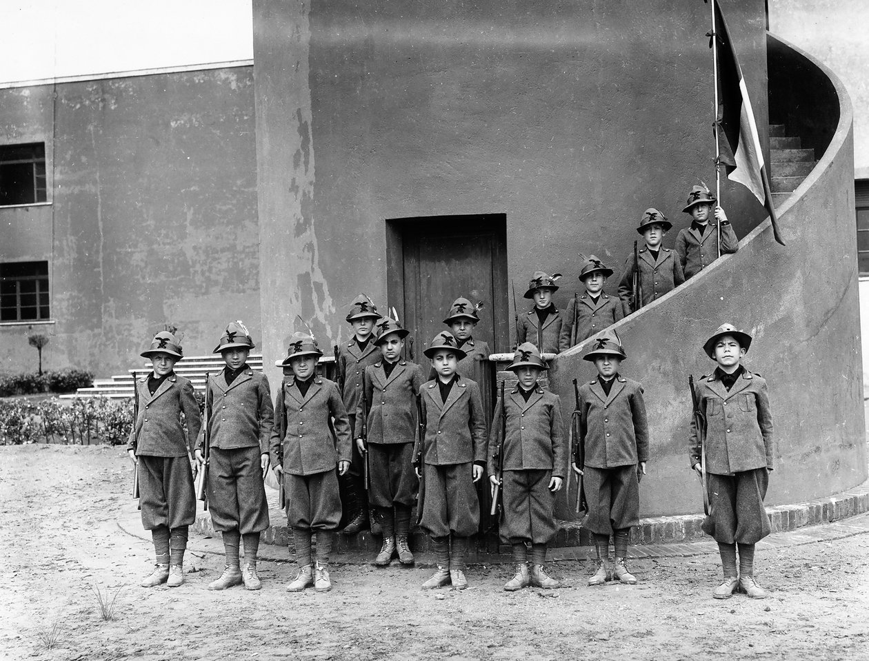 Villa Rosa Maltoni Mussolini: friuli katonai egyenruhát viselő gyerekek portréja (f/w fotó) alkotó: Fratelli Alinari