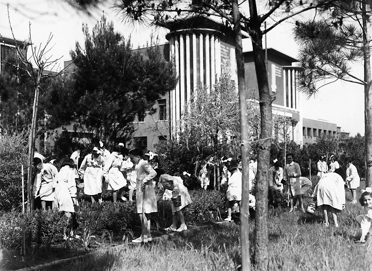 Villa Rosa Maltoni Mussolini: hallgatók az intézeten kívül, a veteményesben dolgoznak (f/w fotó) alkotó: Fratelli Alinari
