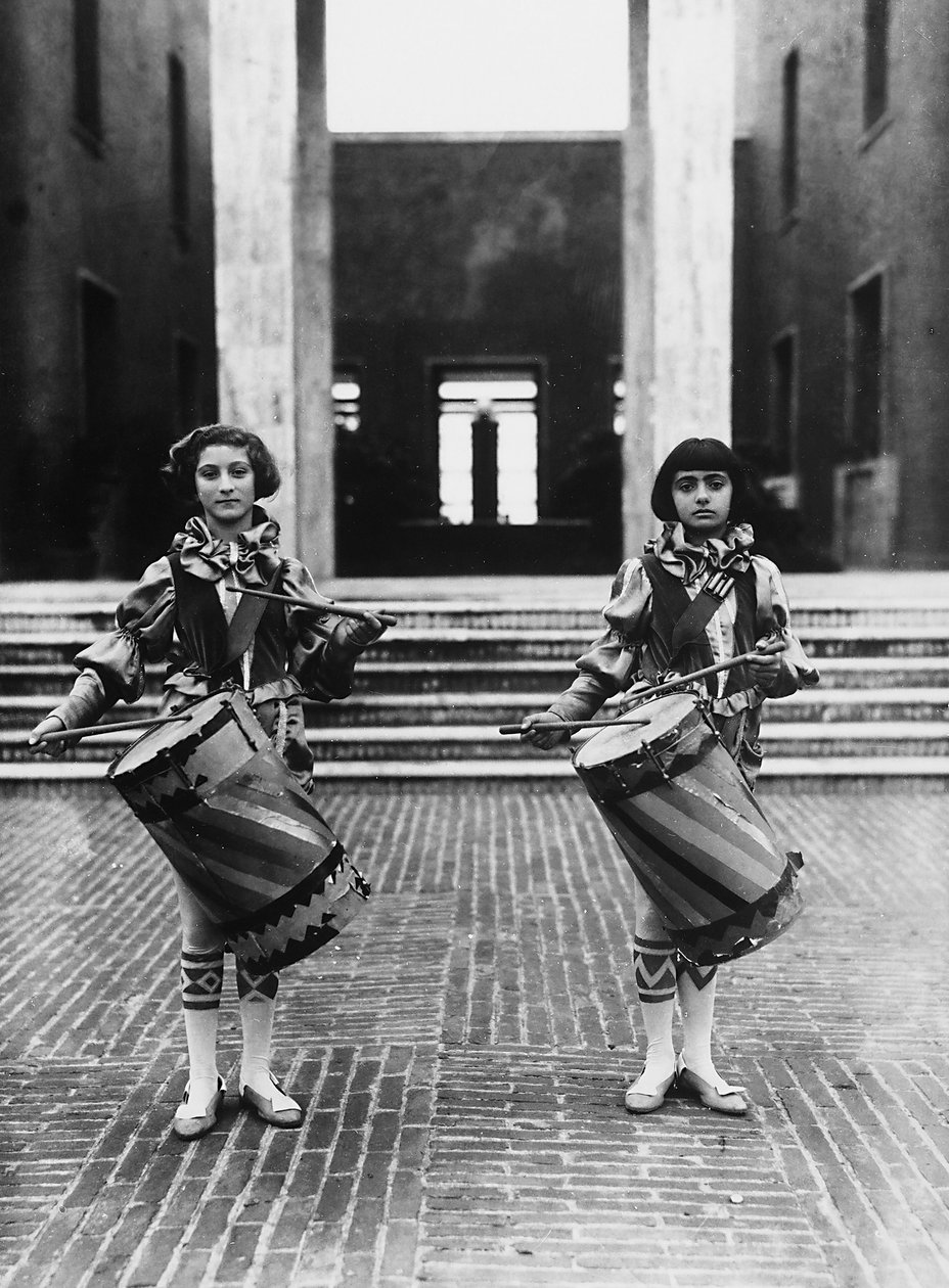 Villa Rosa Maltoni Mussolini: két fiatal lány laposfiúnak öltözve (f/w fotó) alkotó: Fratelli Alinari