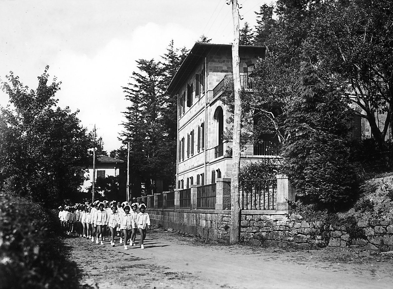 Villa Rosa Maltoni Mussolini: fiatal diáklányok sétálnak (f/w fotó) alkotó: Fratelli Alinari