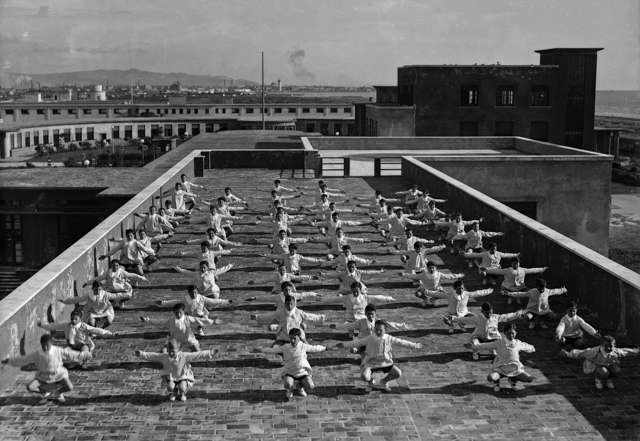 Villa Rosa Maltoni Mussolini: fiatal diákok edzenek (f/w fotó) alkotó: Fratelli Alinari