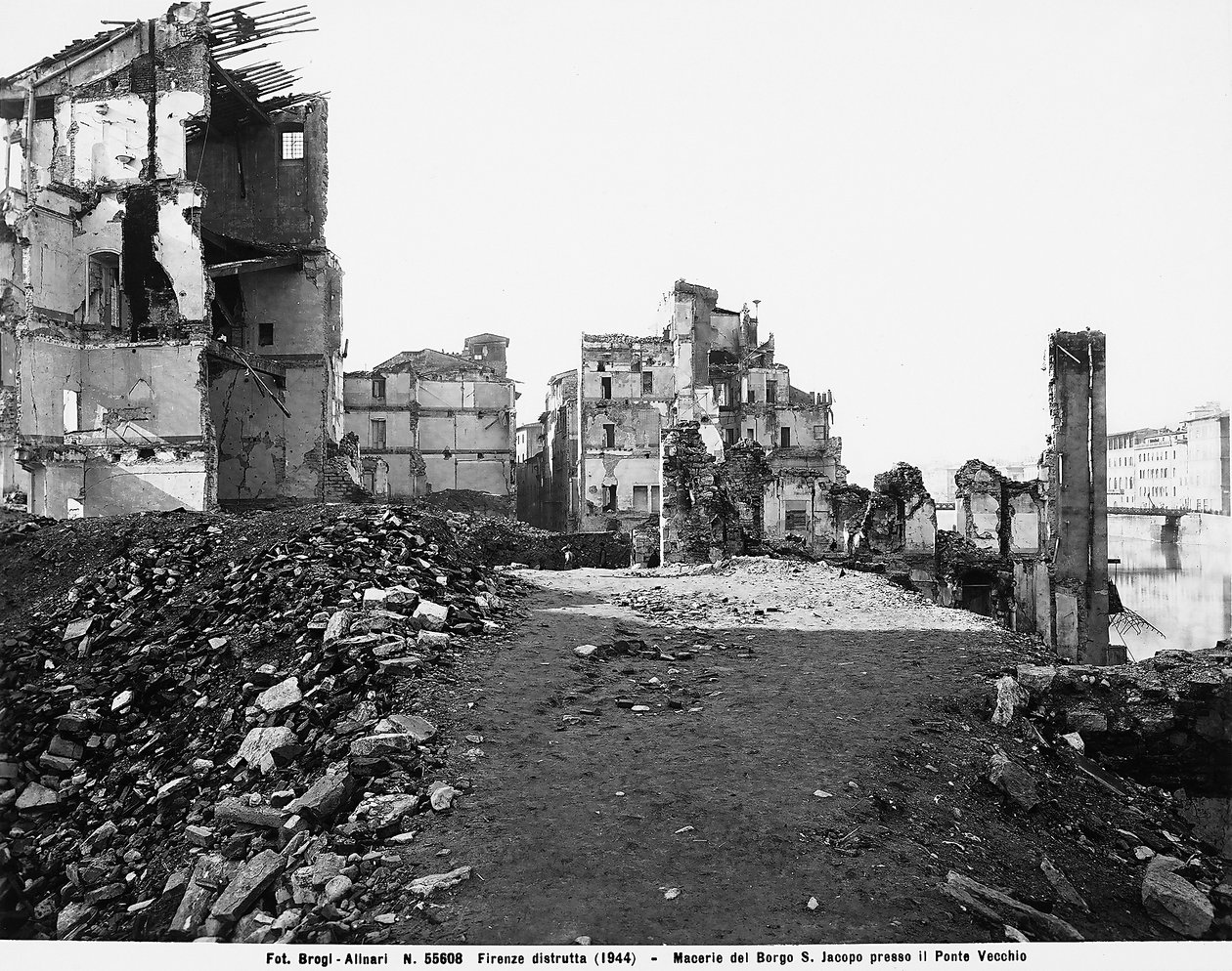 II. világháború: A firenzei Ponte Vecchio-nál lévő Borgo San Jacopo-ban történt bombázás okozta károk. Ez a fénykép korábban a Brogi gyűjtemény része volt, de most az Alinari gyűjteményhez tartozik (f/w fotó) alkotó: Fratelli Alinari