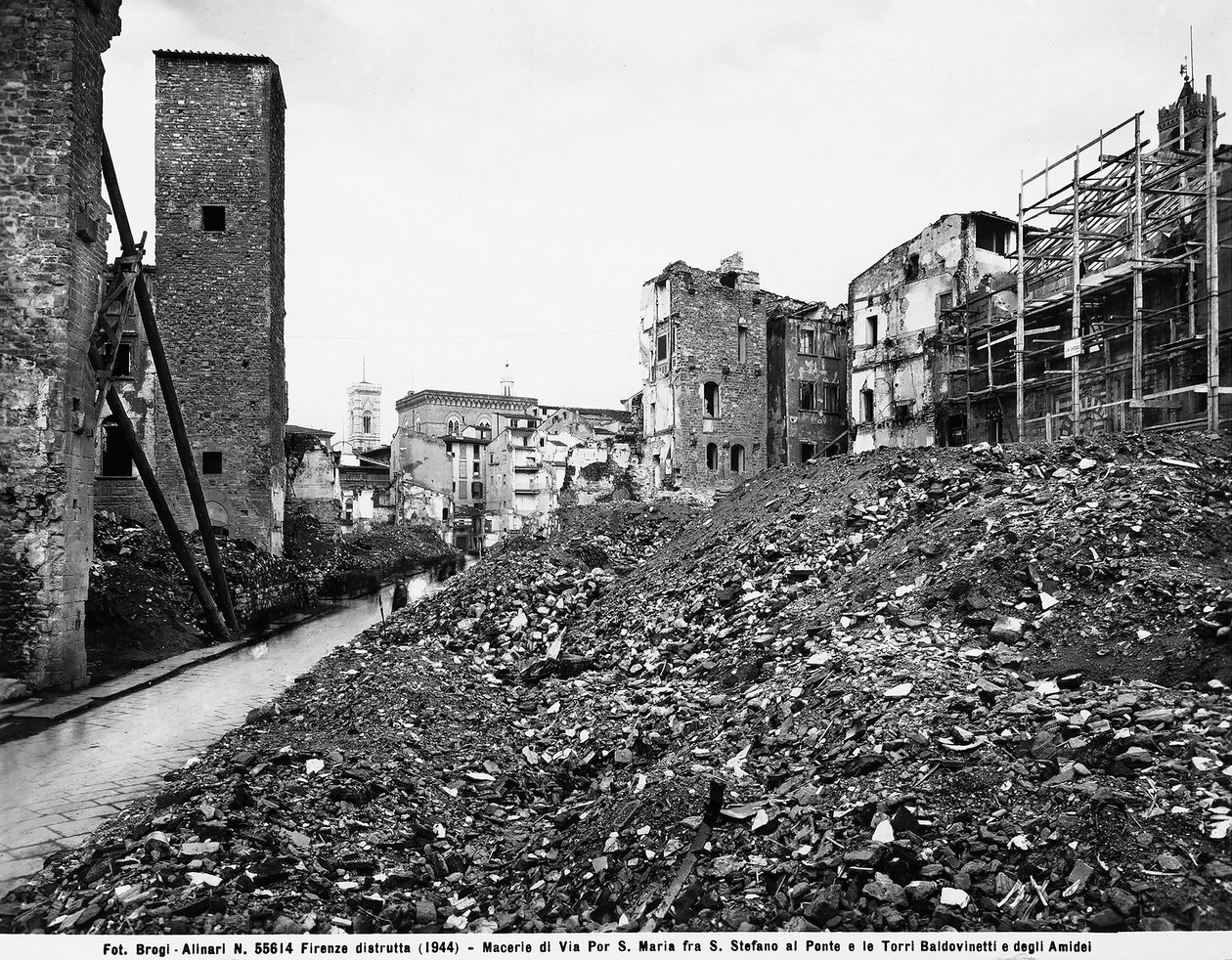 II. világháború: Santo Stefano al Ponte és a firenzei Baldovinetti és Amidei tornyok közötti Via Por Santa Maria romjainak látképe a bombázás után. Ez a fénykép korábban a Brogi-gyűjtemény része volt, de jelenleg az Alinari C alkotó: Fratelli Alinari