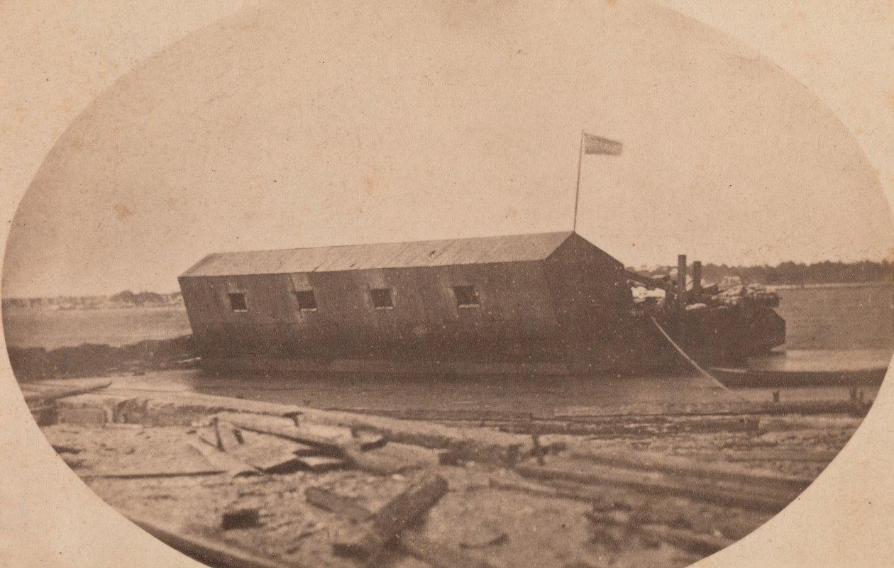 Hamilton lebegő akkumulátora a Sullivan-sziget végén horgonyzott az előző éjszaka..., 1861. április. alkotó: Alma A. Pelot.