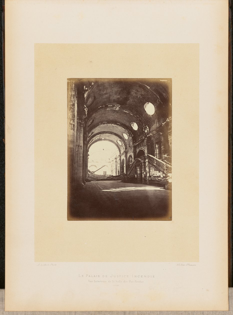 Az igazságügyi palota lángokban áll. A Salle des Pas-Perdus belső nézete. alkotó: Alphonse J. Liébert