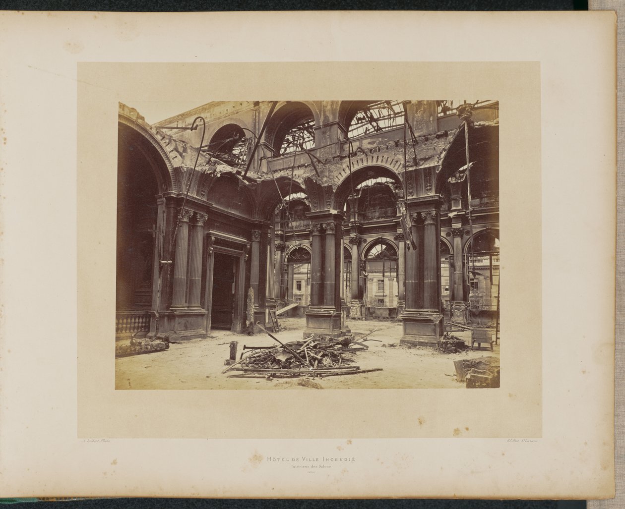 A leégett Hôtel de Ville. A Szalonok bejárata. alkotó: Alphonse J. Liébert