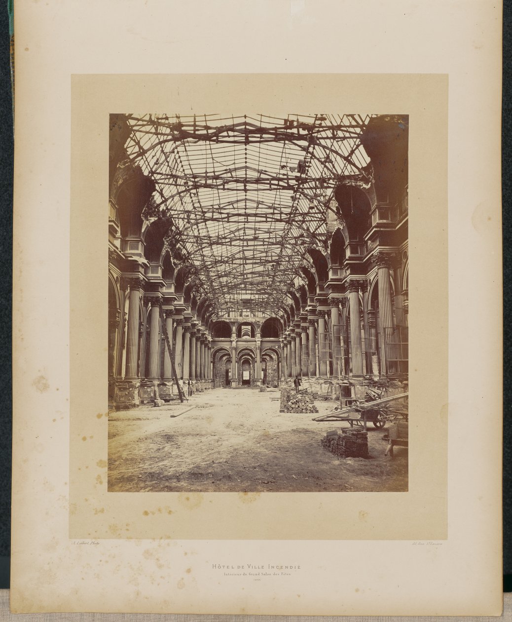 A leégett Hôtel de Ville. A nagy díszterem belseje. alkotó: Alphonse J. Liébert