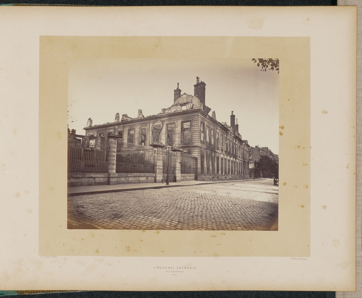Az égő arzenál. Külső nézet. alkotó: Alphonse J. Liébert