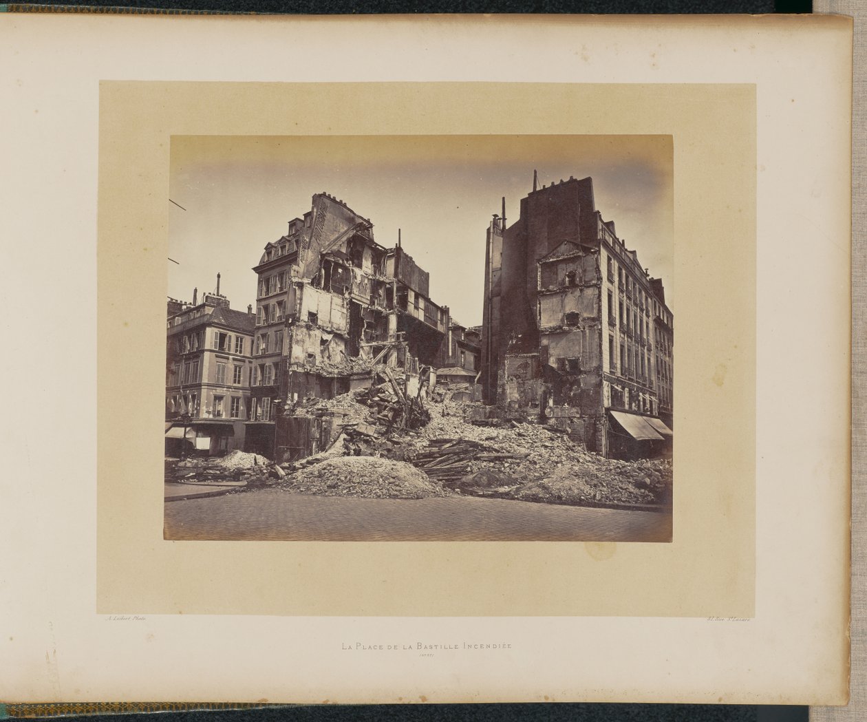 A lángoló Place de la Bastille. alkotó: Alphonse J. Liébert