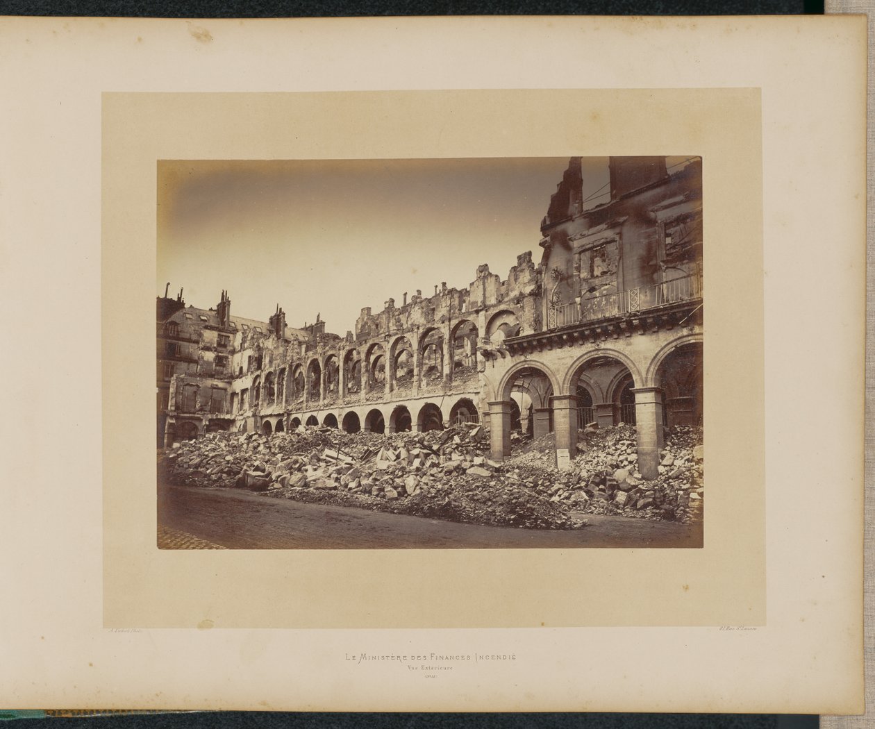 A felgyújtott Pénzügyminisztérium. Külső nézet. alkotó: Alphonse J. Liébert