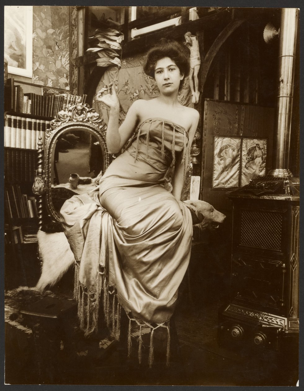 [Női modell egy babérágat tart, Párizs] alkotó: Alphonse Maria Mucha