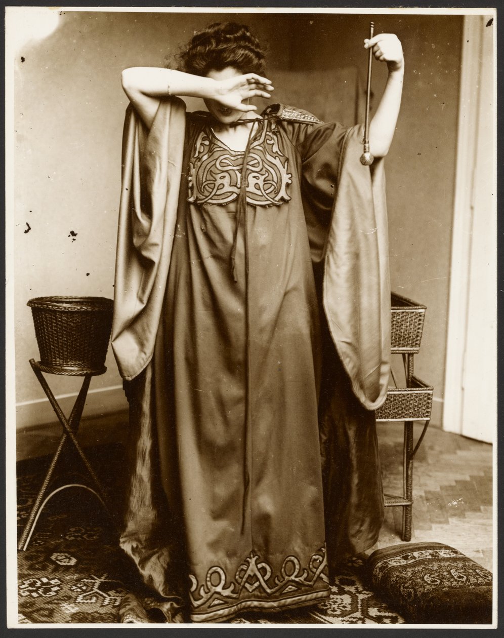 [Női modell áll, egyik kezét az arca fölött tartja, a másikban egy gömböt tart] alkotó: Alphonse Maria Mucha