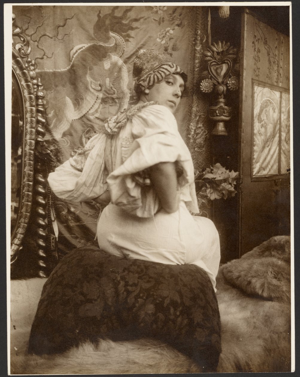 [A Német Színház (New York), Párizs 1908-as dekorációs pannóin használt női modell] alkotó: Alphonse Maria Mucha