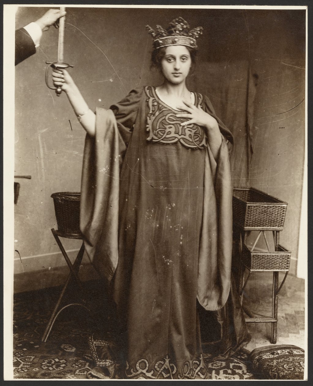 [Női modell koronát visel és kardot tart] alkotó: Alphonse Maria Mucha