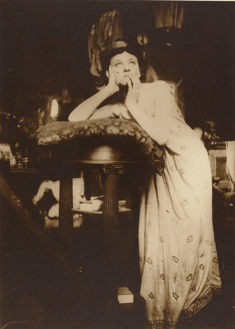 [Női modell tiarát visel, Párizs]. alkotó: Alphonse Maria Mucha