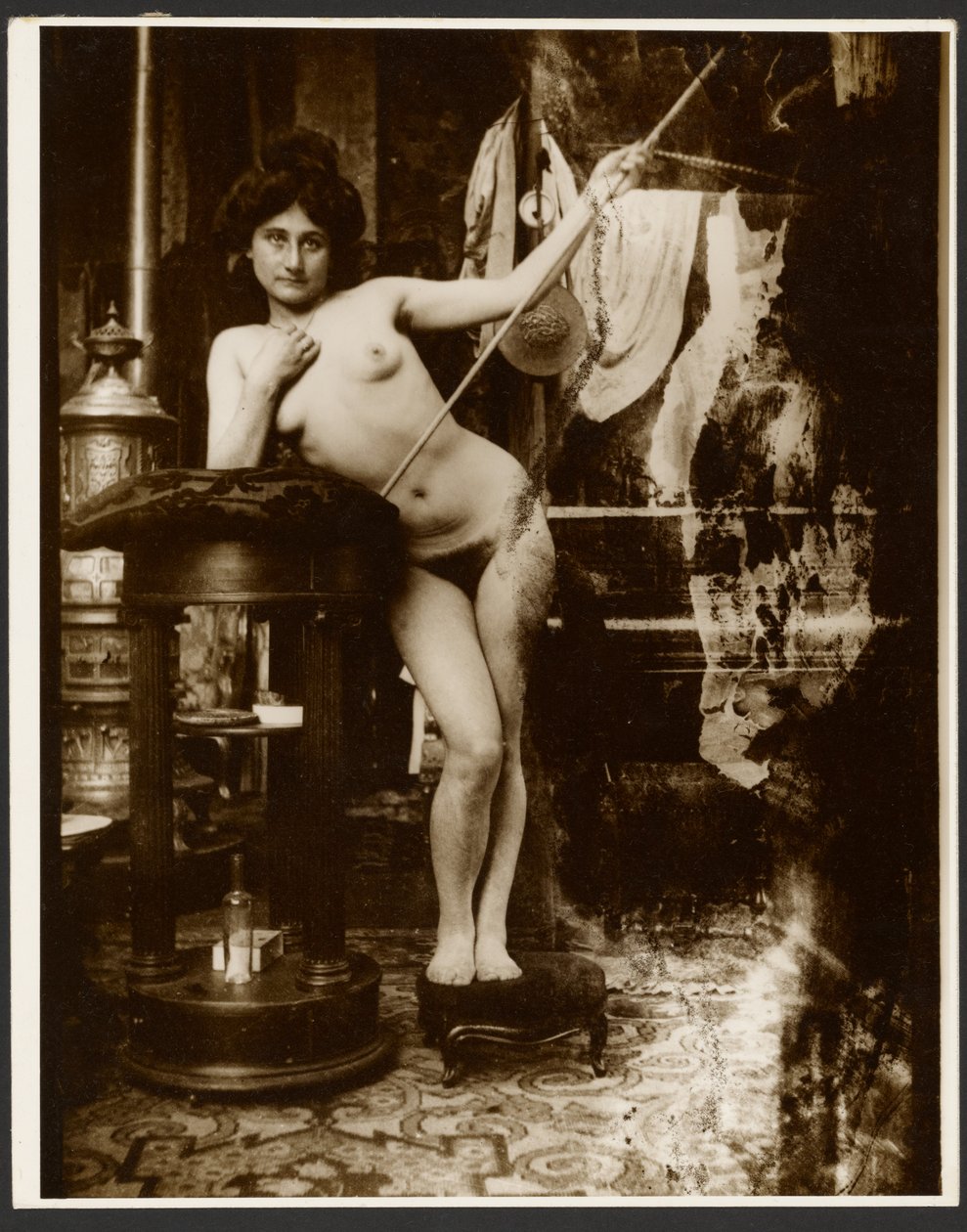 [Női akt lándzsával, Párizs] alkotó: Alphonse Maria Mucha