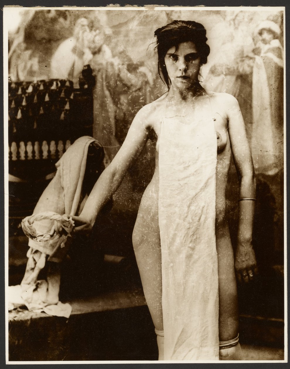 [Akt női modell szövetbe burkolózva] alkotó: Alphonse Maria Mucha
