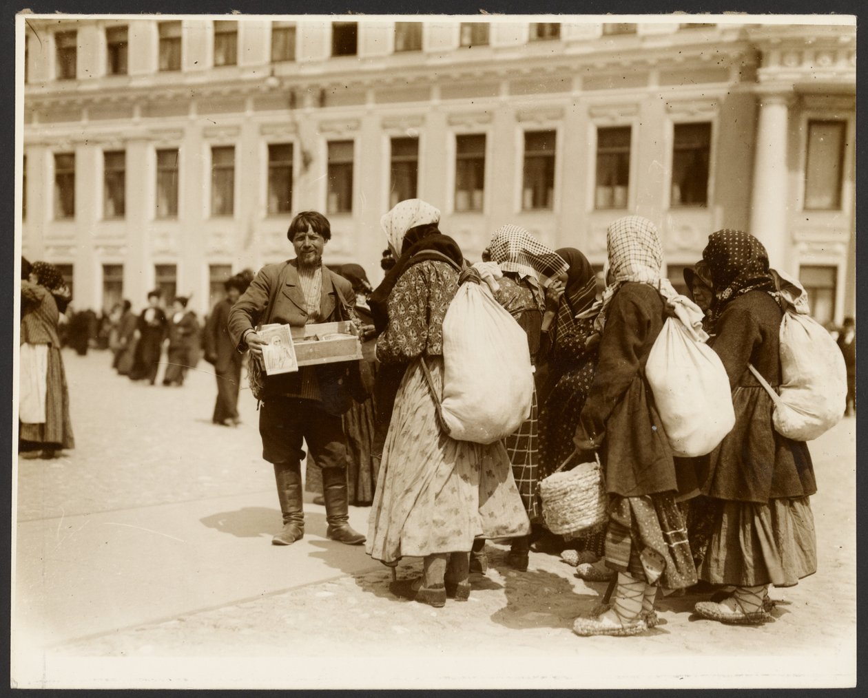 [Fényképek az oroszországi tanulmányútról, amelyeket a "A jobbágyság eltörlése Oroszországban" (1914) című festményhez használtak, a "Szlávok eposza ciklusból, Moszkva"] alkotó: Alphonse Maria Mucha