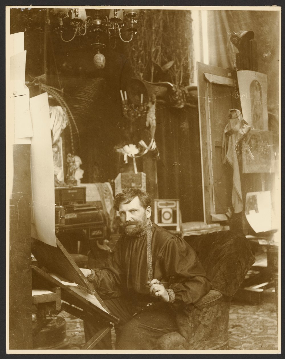 [Önarckép a műtermében, Rue du Val-de-Grâce, Párizs] alkotó: Alphonse Maria Mucha