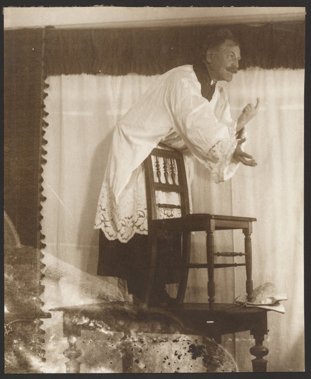 [Alphonse Mucha önarcképe "Jan Jus"-ként pózol a "János Juss mester prédikál a betlehemi kápolnában" című képéhez (1916) a "Szlávok eposza ciklusból, Zbiroh, Csehország"] alkotó: Alphonse Maria Mucha