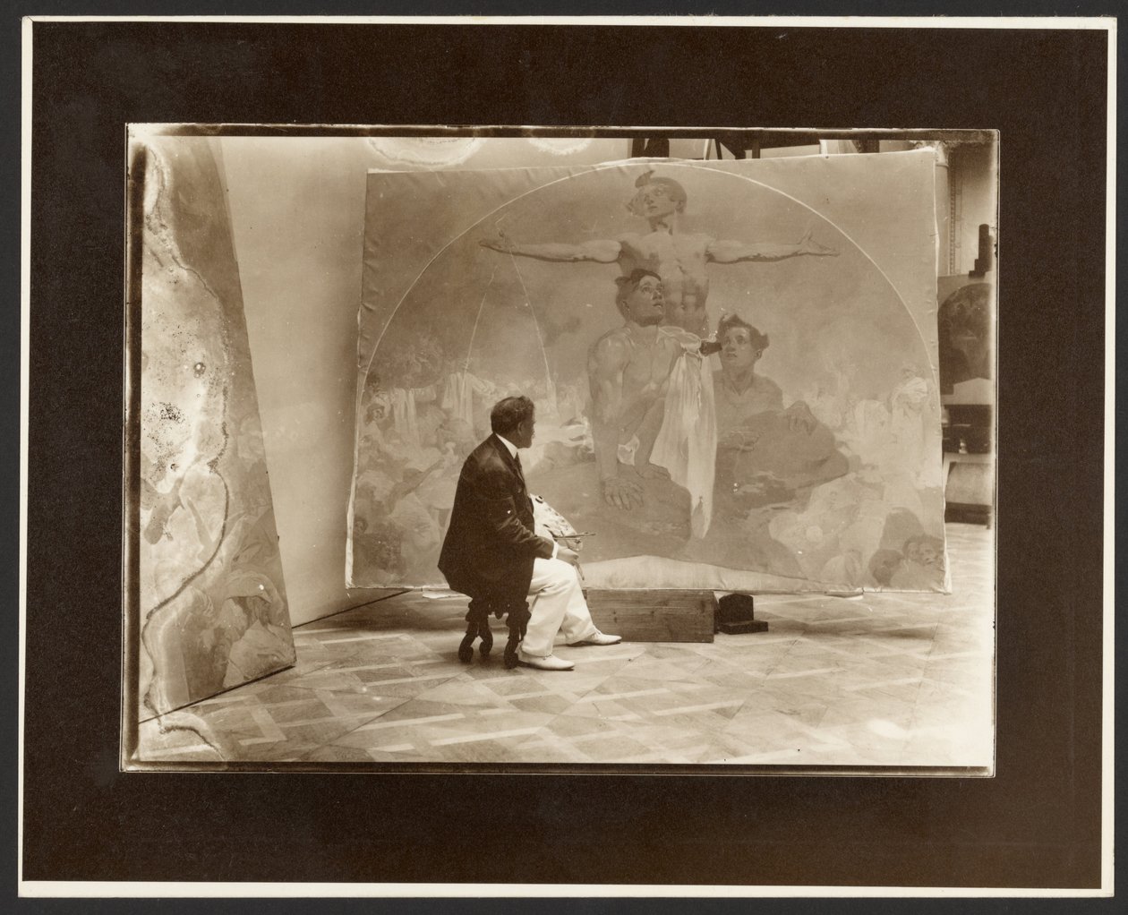 [Alphonse Mucha önarcképe munka közben a "Lunette, az erőn keresztül a szabadsághoz, a szereteten keresztül az egységhez!" című alkotáson a prágai Polgármesteri Hivatal Városháza számára] alkotó: Alphonse Maria Mucha