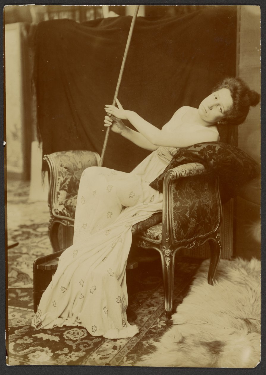[Nő modellkedik egy padon] alkotó: Alphonse Maria Mucha