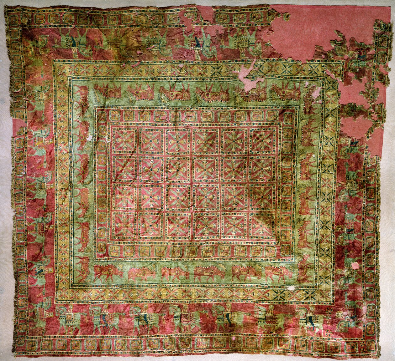 Lovakat, lovasokat, dámszarvast és griffeket ábrázoló halom szőnyeg a Pazyryk temetkezési halmokból, Kr.e. 5-4. századból (textil) (részletesen lásd: 165705) alkotó: Altaic School