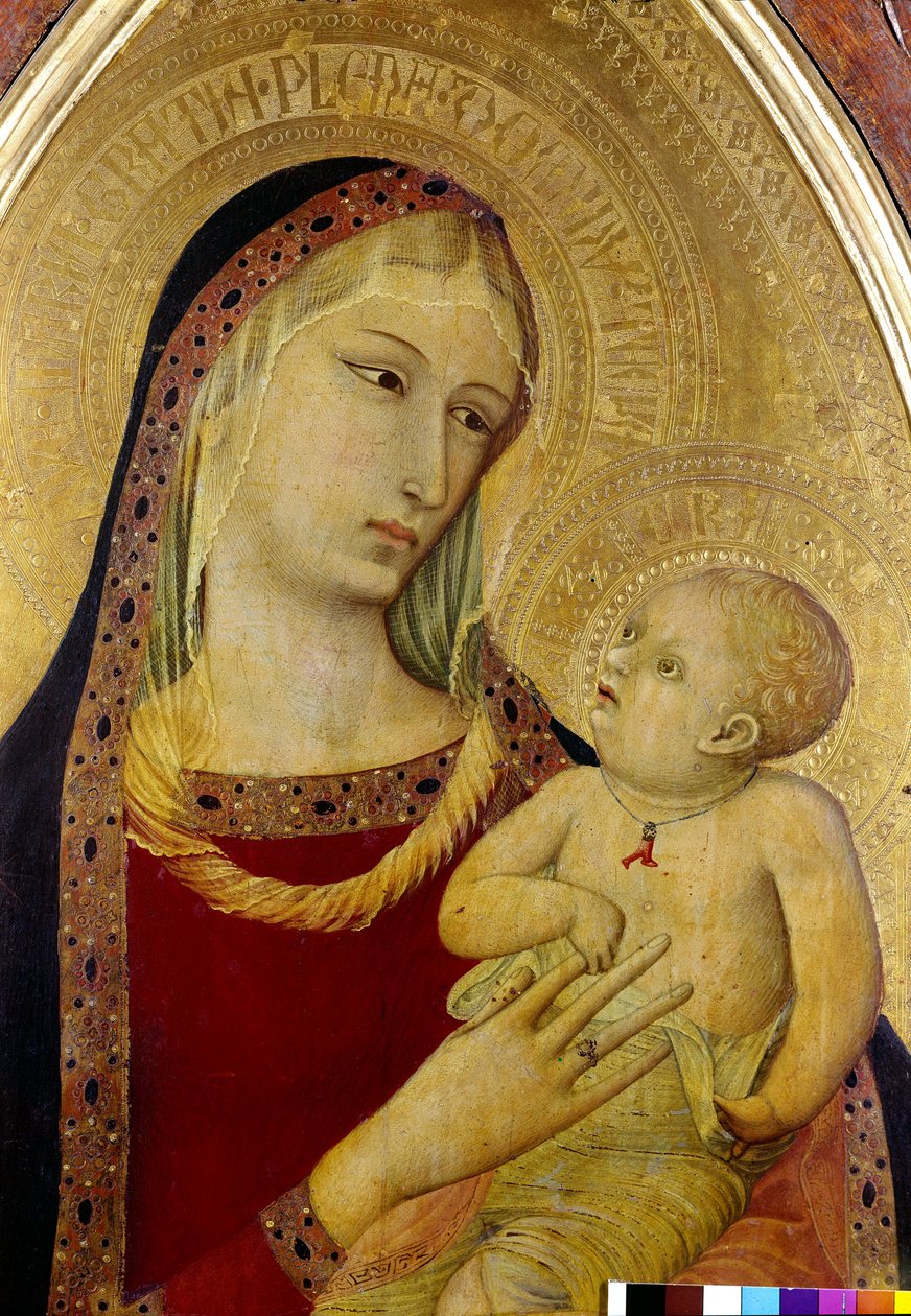 Szűz és gyermek, részlet. Szent Ügyész triptichonja. A Madonna fátylat és gyűrűt visel a keze ujján. Jézus Krisztus nyakláncot visel korall medállal. Ambrogio Lorenzetti festménye (1285-1348 körül) alkotó: Ambrogio Lorenzetti