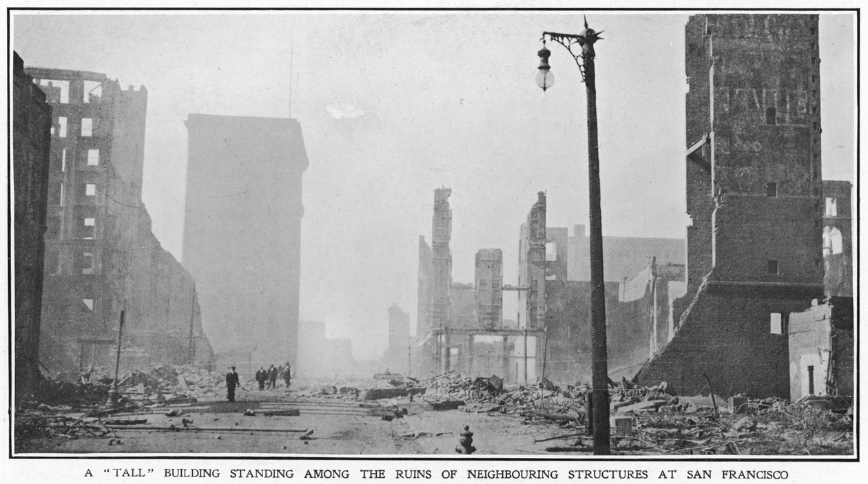Egy teljes épület, amely a szomszédos építmények romjai között áll az 1906-os San Francisco-i földrengés után, 1906 alkotó: American Photographer