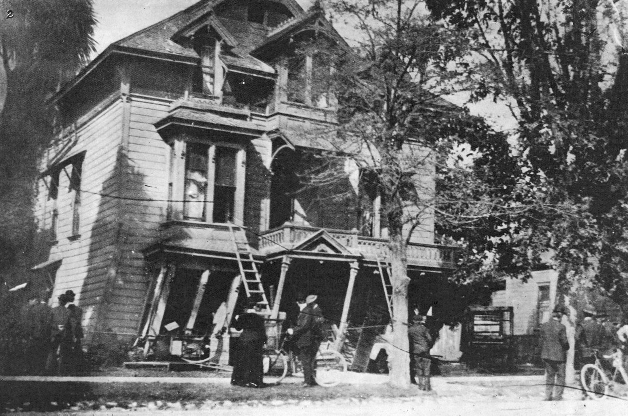 Egy ház az összeomlás szélén az 1906-os San Francisco-i földrengés után, 1906 alkotó: American Photographer