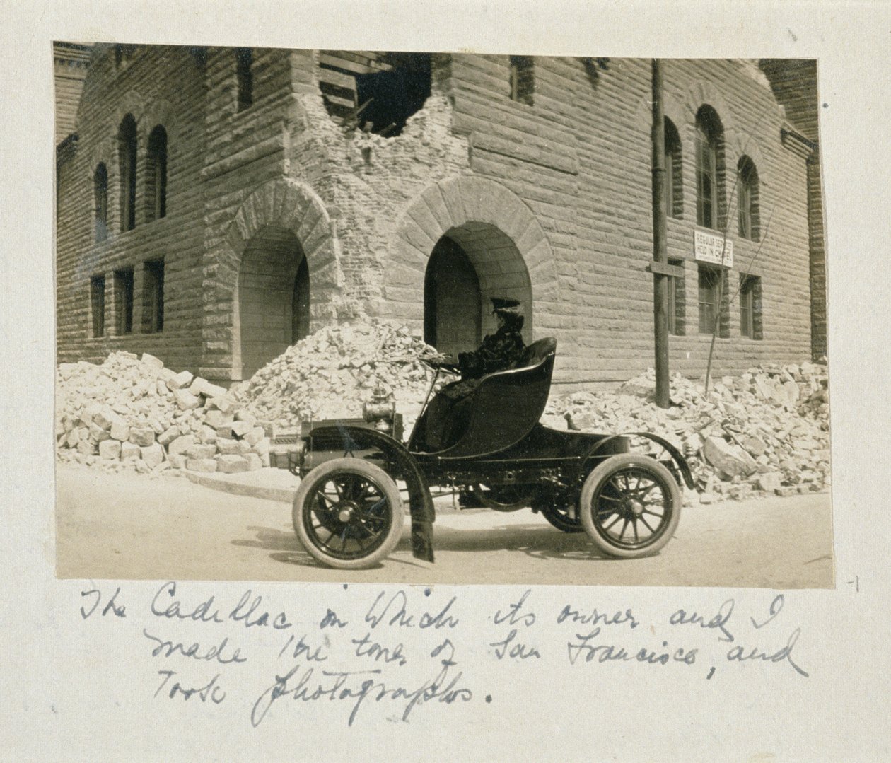 Egy nő, aki az 1906-os San Francisco-i földrengés után járja a romokat alkotó: American Photographer
