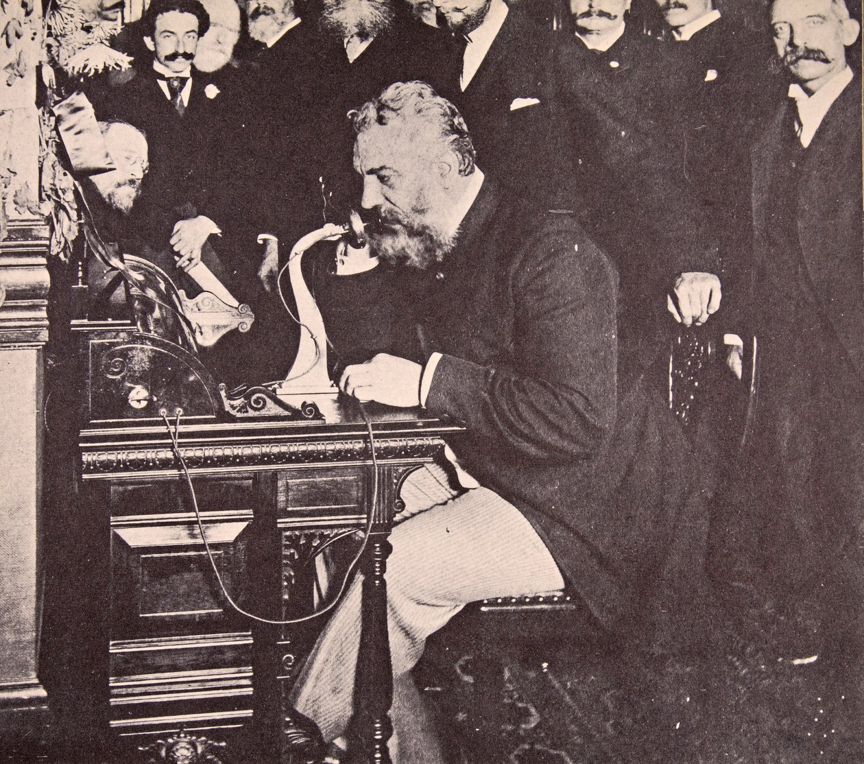 Alexander Graham Bell az első hívást New York és Chicago között 1892-ben alkotó: American Photographer