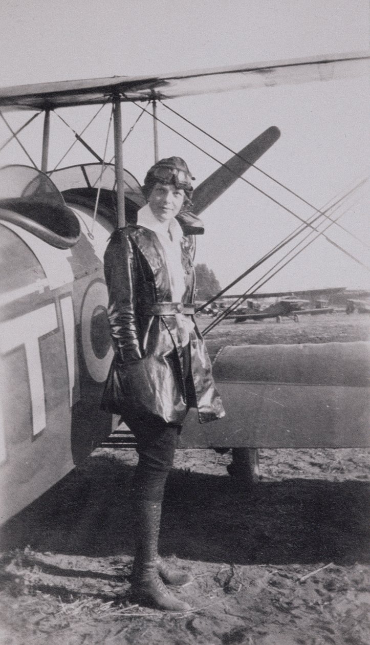 Amelia Earhart (1897-1937) a McLintic kétrepülőgép mellett, 1922 körül alkotó: American Photographer