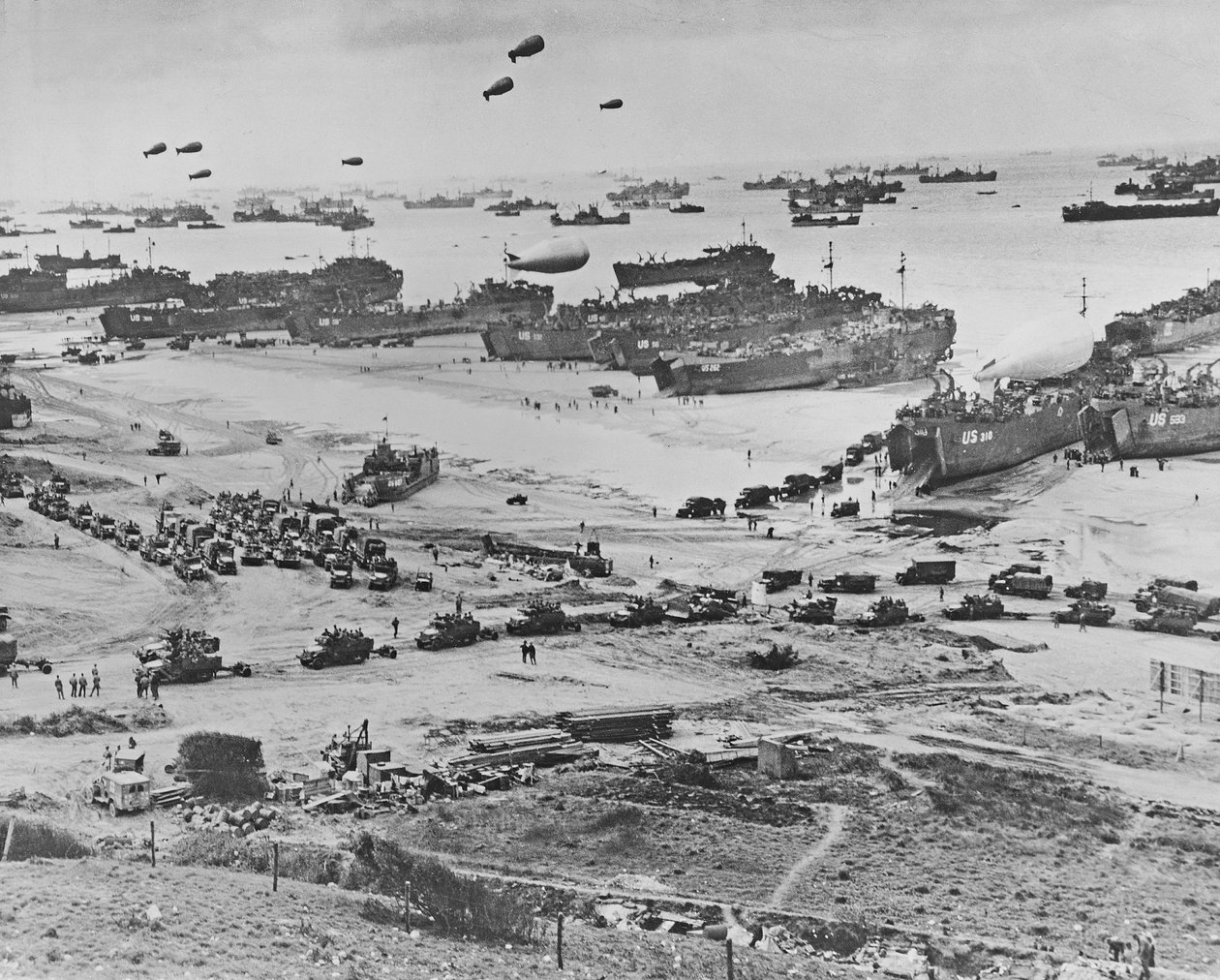 Madártávlati nézet a partraszálló hajókról, léggömbökről és szövetséges csapatokról Normandiában, Franciaországban, 1944. június 6-án, a D-napon (zselatin ezüst nyomat) alkotó: American Photographer